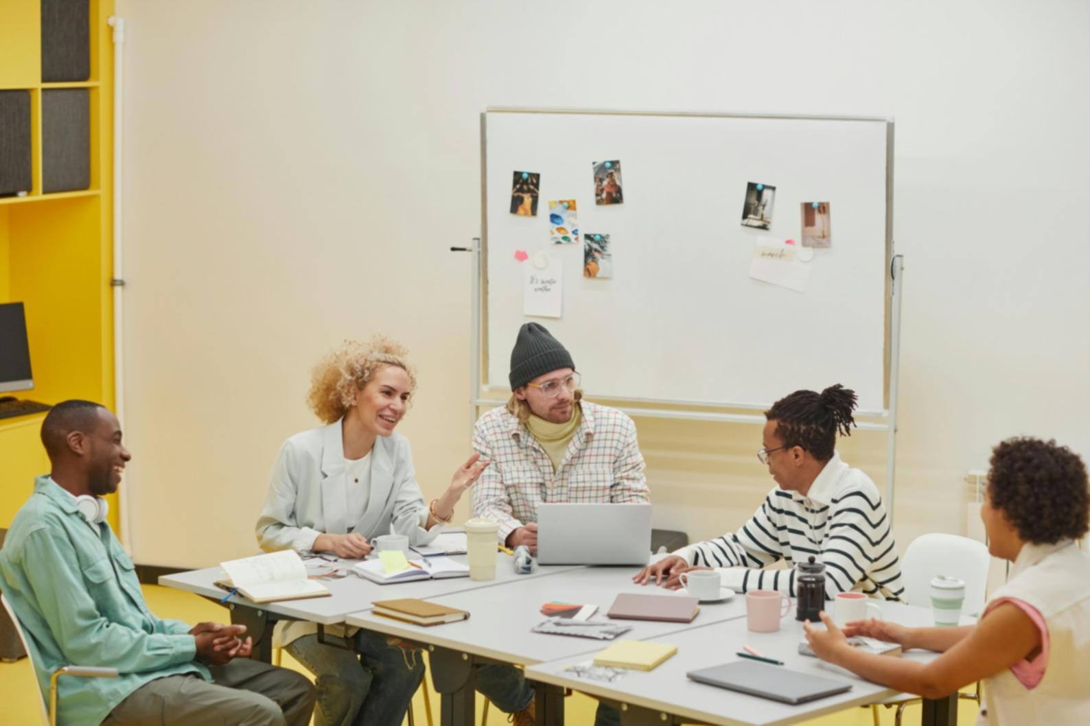 Finanzielle Risikoanalyse - Geschäftsunterlagen und Berechnungen auf dem Schreibtisch